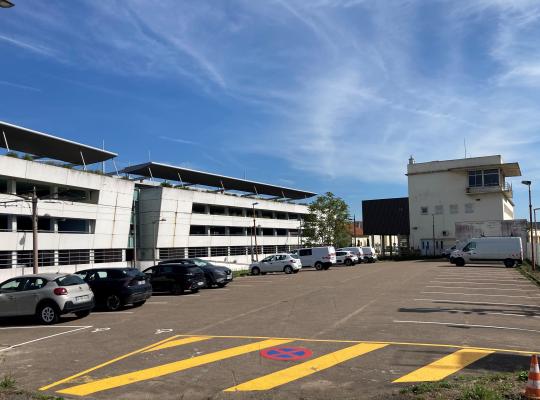 Vue d'ensemble de la zone de stationnement extérieure EFFIA jouxtant le parking couvert de la gare.