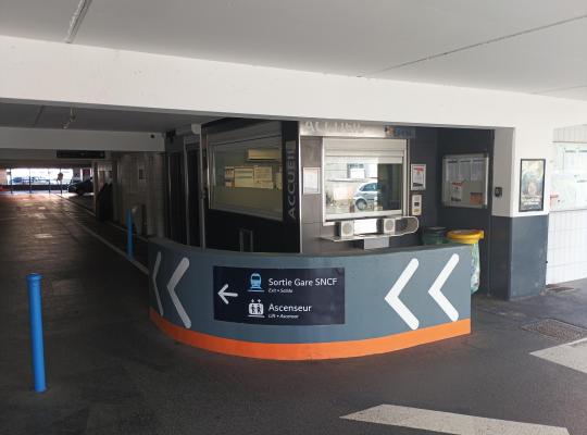 Guichet d’accueil EFFIA du parking couvert avec signalétique vers la gare.