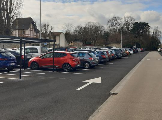 Allée centrale de circulation, zones de stationnement couvertes et places PMR du parking EFFIA Gare de Bois-le-Roi Sud.