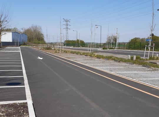 Allée centrale de circulation et places de stationnement perméables au parking EFFIA Gare de Mormant.