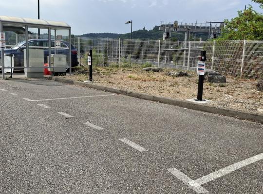 Abri piétons, stationnement de surface et proximité des voies ferrées au parking Gare P1 EFFIA.
