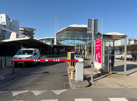 Barrière de sortie du dépose-minute EFFIA avec caisse automatique devant Massy TGV.