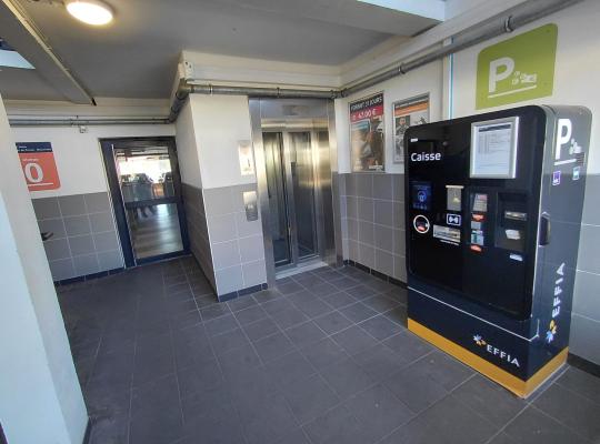 Caisse automatique de paiement EFFIA et ascenseur situés au niveau 0 du parking.