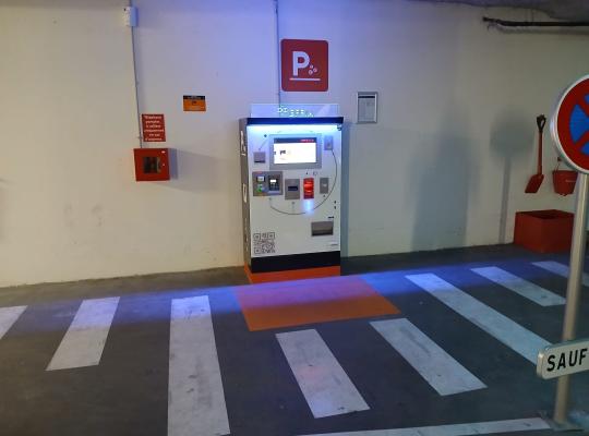 Borne de paiement EFFIA accessible dans un parking souterrain.