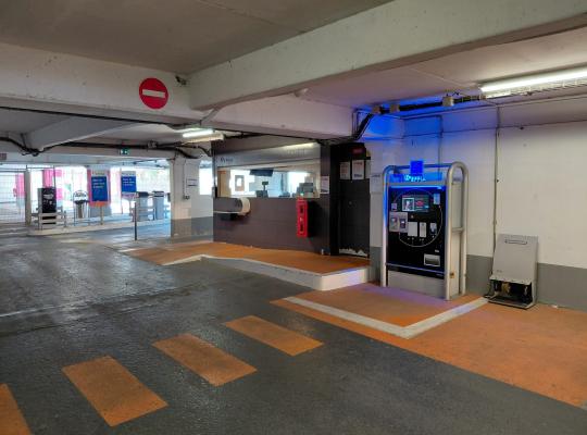 Caisse automatique EFFIA accessible avec rampe d'accès et espace d'accueil.