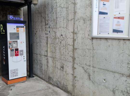 Caisse automatique de paiement EFFIA et panneau d'affichage d'informations clients au parking P2.