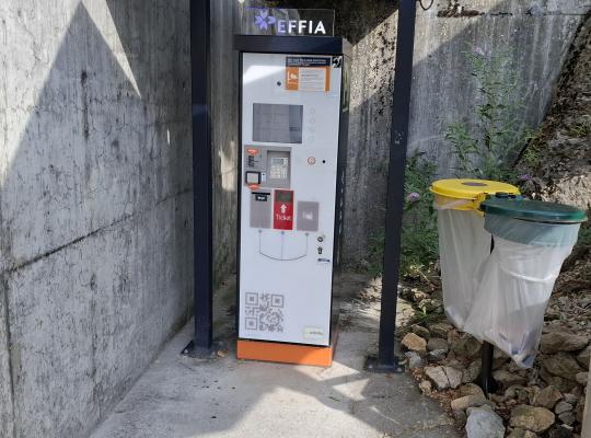 Caisse automatique de paiement EFFIA et espace propreté au niveau bas du parking Gare P1.