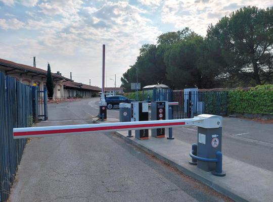 Barrière automatique de sortie et borne de contrôle du parking avec vue sur les quais.