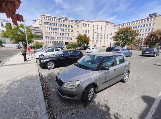 Caisse automatique du parking de la gare sous un abri extérieur.