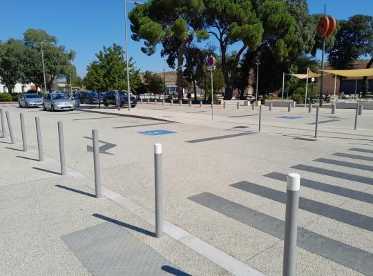 Emplacements de stationnement dépose-minute et places PMR réservées à proximité du parvis.