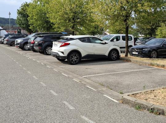 Emplacements de stationnement extérieurs et alignement de véhicules au parking EFFIA Gare P2.