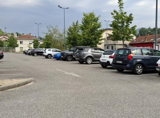 Vue d'ensemble du plateau de stationnement extérieur et des véhicules au parking EFFIA Gare P1.