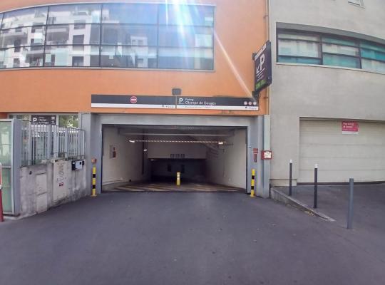 Entrée du Parking Olympe de Gouges avec rampe accessible.