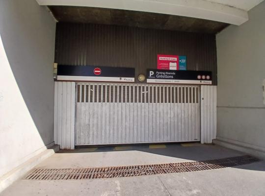 Entrée du Parking Abonnés Grésillons avec porte de garage fermée et panneaux EFFIA.