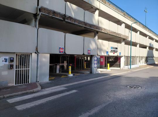 Entrée et sortie du parking Bel-Air avec barrières automatiques et signalétique.