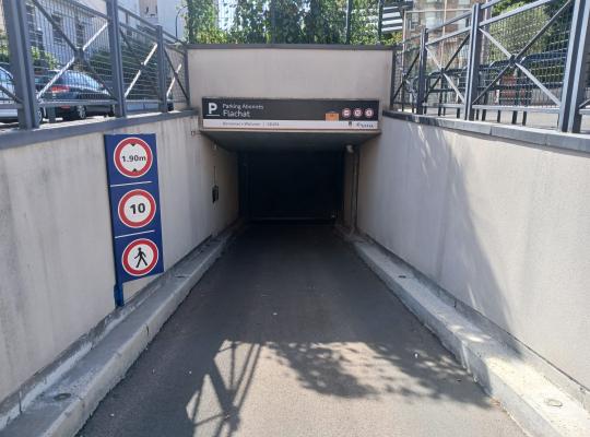 Entrée du Parking Flachat avec panneaux de signalisation clairs et rampe d'accès.