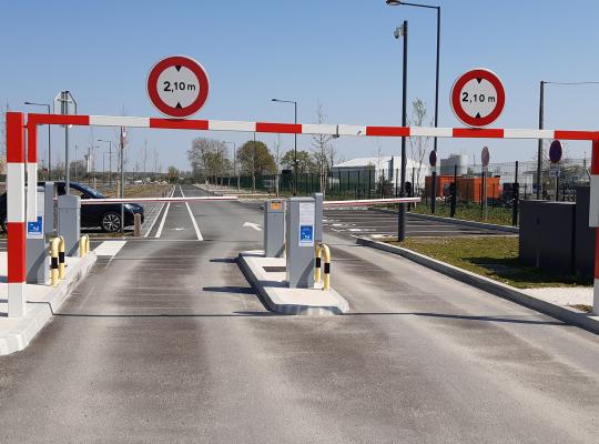 Entrée du parking P1 de la gare de Marles-en-Brie : bornes de distribution, barrières automatiques et portique limité à 2,10 m.