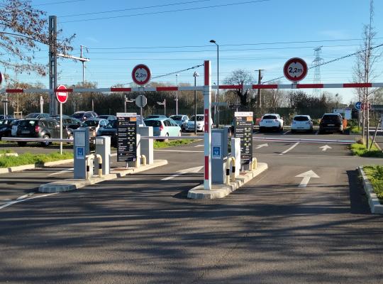 Accès au parking EFFIA Gare de Mormant : bornes de contrôle, barrières automatiques et portique de hauteur limitée à 2,20 m.