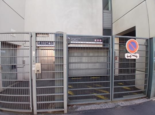 Entrée accessible du Parking Truffaut avec grille, interphone et ascenseur.