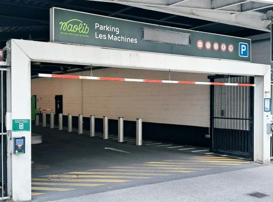 Portail d'accès et portique signalétique du parking couveur Les Machines à Nantes.