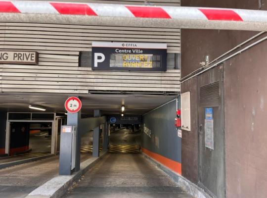 Rampe d'accès au parking Centre Ville équipée d'un panneau lumineux d'information et d'une limitation de hauteur à 2 mètres.