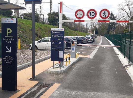 Entrée du parking EFFIA Bois-le-Roi Nord : borne d'accès, barrière automatique et portique de limitation de hauteur à 2,10 m.