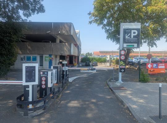 Entrée du parking P1 de la gare d'Angoulême avec barrières automatiques.
