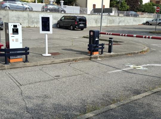 Borne d'accès, barrière automatique et écran d'information à l'entrée du parking EFFIA Gare P2.
