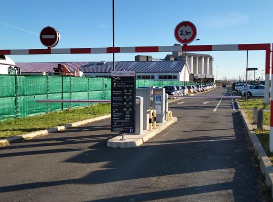Accès et sortie du parking EFFIA Marles-en-Brie P2 avec bornes automatiques, panneau tarifaire et portique limité à 2,10 m.