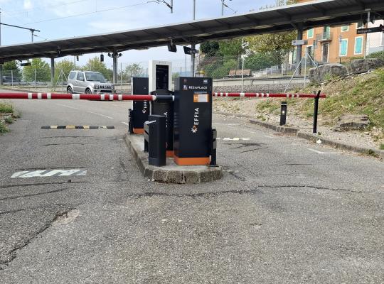 Zone de contrôle d'accès du parking EFFIA Gare P1 avec bornes de validation et barrières automatiques.