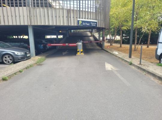 Entrée du parking couvert Saint-Paul avec barrières automatiques et rampe d'accès.
