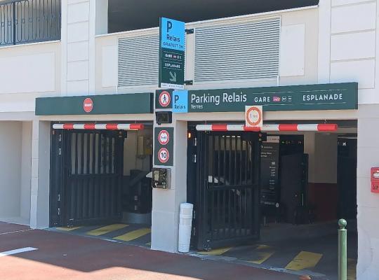 Entrée sécurisée du parking relais avec portes métalliques et signalisation.