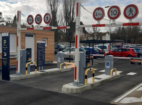 Double voie d'accès au parking EFFIA Bois-le-Roi Sud : bornes de distribution de tickets, barrières automatiques et portiques à 2,10 m.
