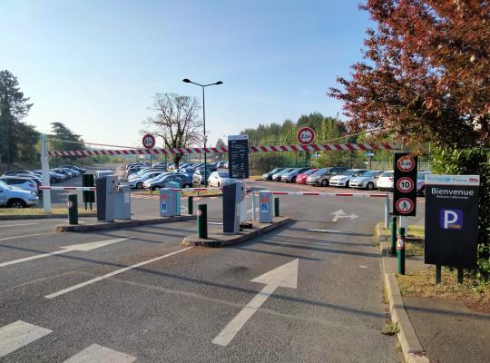 Entrée du parking EFFIA Gare de Longueville avec bornes d'accès, barrières automatiques et gabarit limité à 2,20 m.