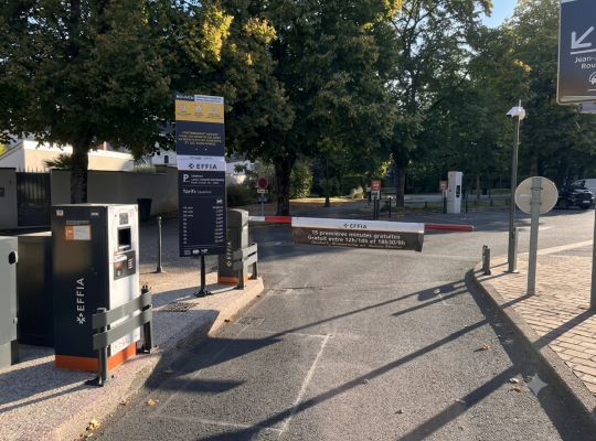 Borne de contrôle et barrière d'accès à l'entrée du parking extérieur Gambetta.