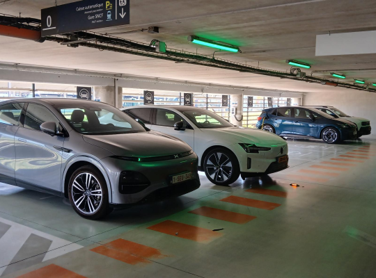 Emplacements intérieurs équipés de bornes de recharge pour véhicules électriques.