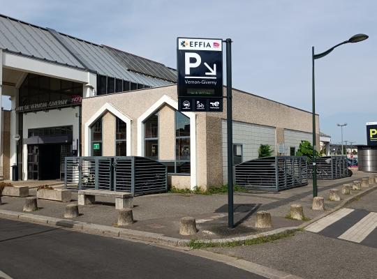 Panneau d'entrée du parking EFFIA, parvis de la gare de Romilly-sur-Seine et abris vélos sécurisés.