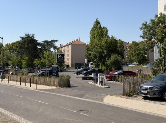 Entrée du parking P1 avec barrières automatiques et panneaux d'information.