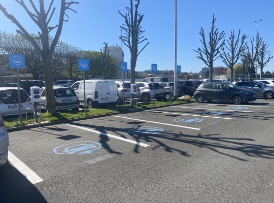 Emplacements de stationnement réservés avec bornes de recharge électrique.