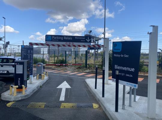 Entrée du parking relais de Noisy-le-Sec avec barrière automatique.