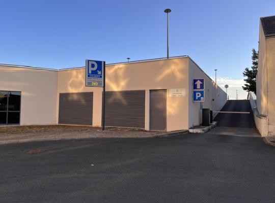 Rampe d'accès au parking de surface Colbert avec panneau d'information indiquant le nombre de places disponibles.
