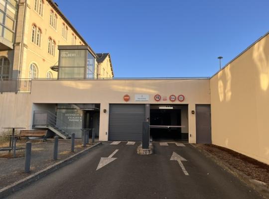 Entrée du parking couvert Centre Colbert avec signalisation de hauteur, barrière d'accès et ascenseur.