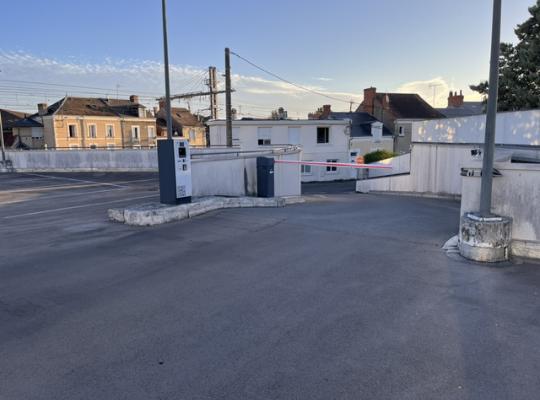 Rampe de sortie du niveau supérieur équipée d'une barrière automatique et d'une borne de validation.