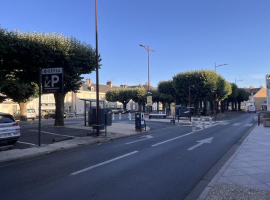 Vue générale de l'accès au parking EFFIA La Fayette depuis la voie de circulation principale.