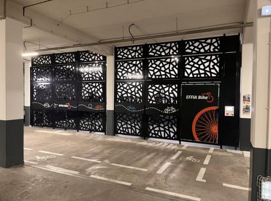 Espace sécurisé EFFIA Bike réservé au stationnement des vélos avec grille ajourée et contrôle d'accès.