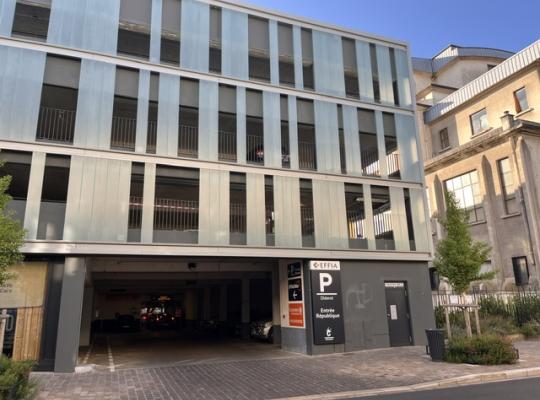 Façade moderne du parking EFFIA Diderot avec panneau d'entrée République et accès véhicules.