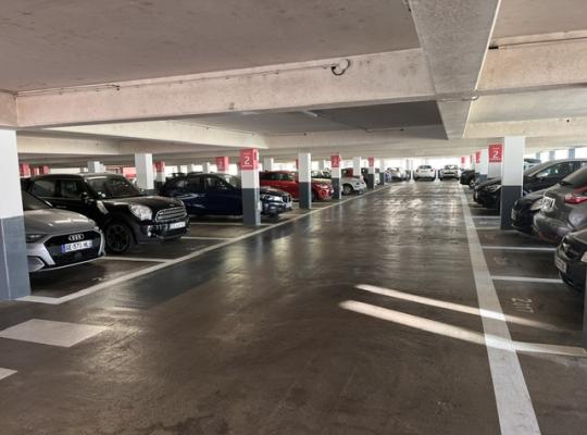 Allée de circulation et places de stationnement couvertes au niveau 2 du parking.