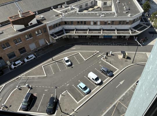 Vue aérienne du parking extérieur Magellan situé au pied du bâtiment de la gare.