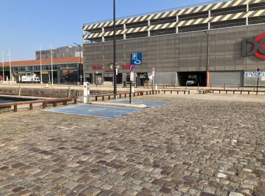 Bornes de contrôle et barrières d'accès automatiques du parking situées devant le centre commercial Docks Vauban.