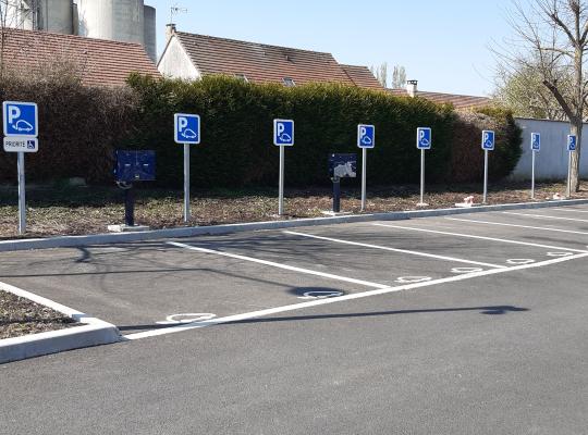 Emplacements réservés à la recharge des véhicules électriques avec bornes de charge au parking EFFIA Gare de Mormant.